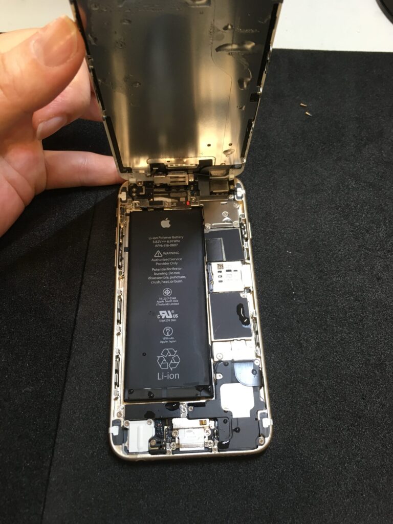 水没したiphone6 本体側