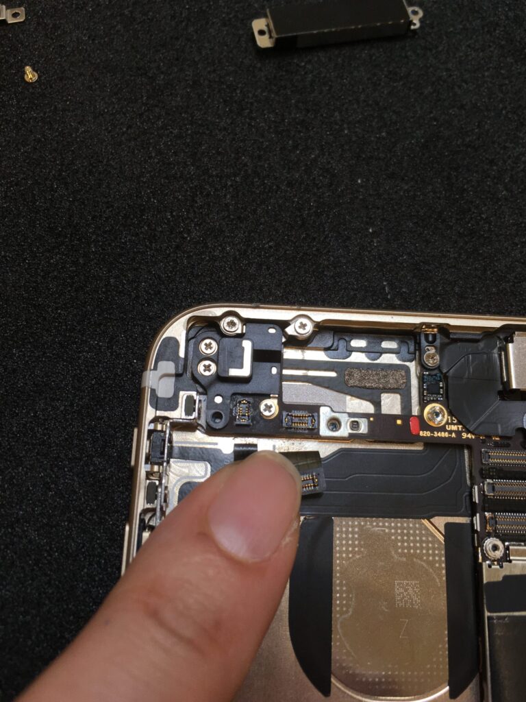 iphone6の錆びているねじ